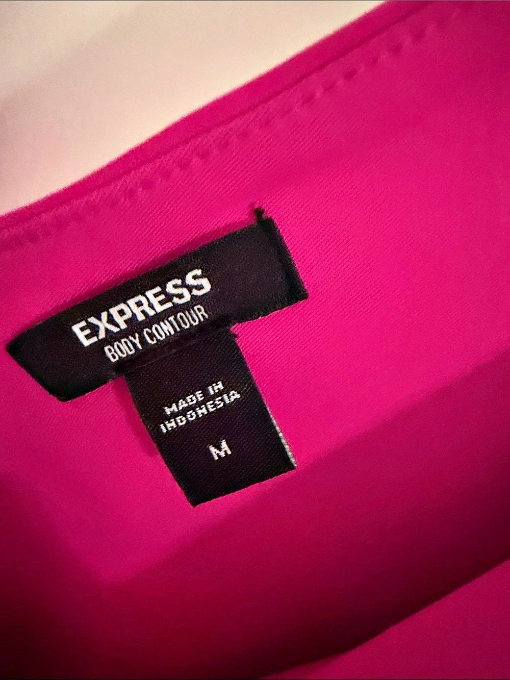 Express Body Contour High Compression Double V-Neck Tank Pink Medium - Picture 3 of 3